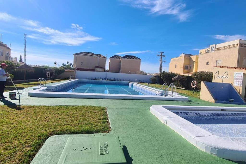 Bungalow Avec Piscine 또레비에하 외부 사진
